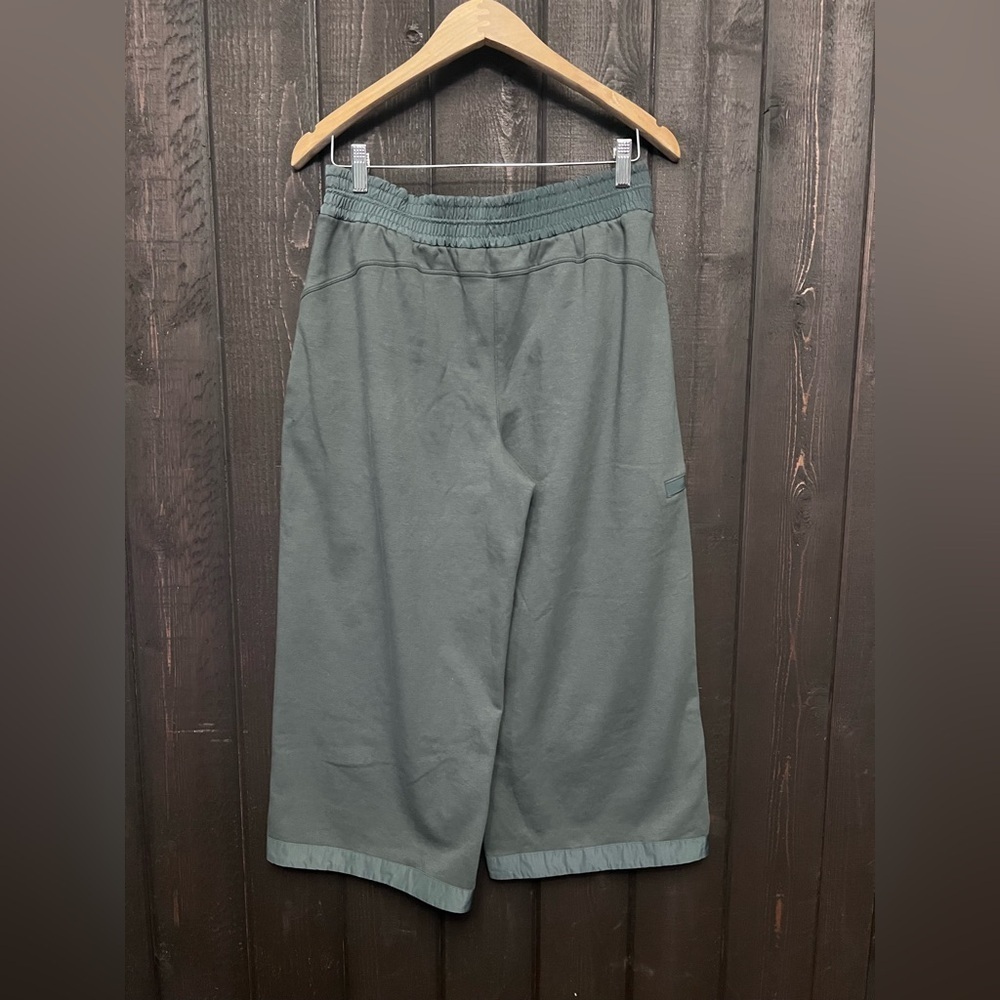 Athleta Triumph Hybrid Wide Leg Cropped Pant Sz M Bali Green Stretch Athleisure - Picture 5 of 8